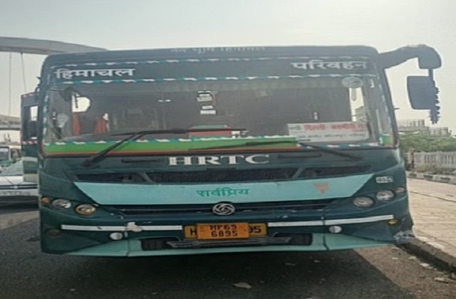 Himachal: करनाल बाईपास के पास मंडी से दिल्ली जा रही एचआरटीसी बस पर हमला, चालक घायल, यात्री बाल-बाल बचे