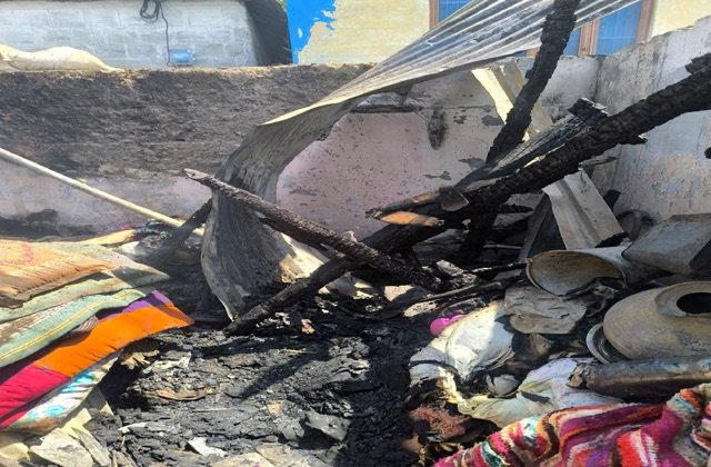 Solan: कुराहू गांव में भीषण अग्निकांड: शंकर लाल के घर और गौशाला में लगी आग, लाखों का नुक्सान