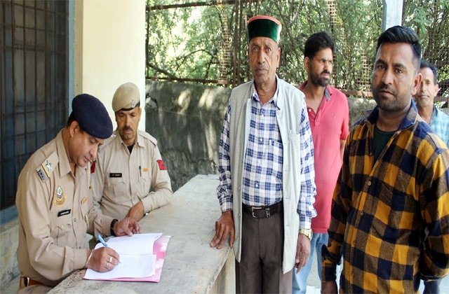 Chamba: चम्बा में दर्दनाक हादसा: खाई में गिरने से मजदूर की मौत, चार मासूमों के सिर से उठा पिता का साया