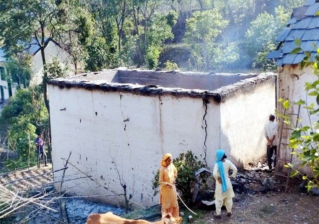 Bilaspur: सदर उपमंडल के घुमारडा गांव में भीषण अग्निकांड, लाखों की संपत्ति राख, प्रशासन से राहत की मांग