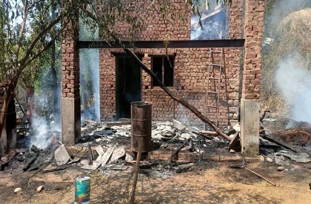 Kangra: कोपर लाहड़ गांव में पशुशाला में लगी आग, भैंस व दो बछड़ियां झुलसीं, भारी नुकसान