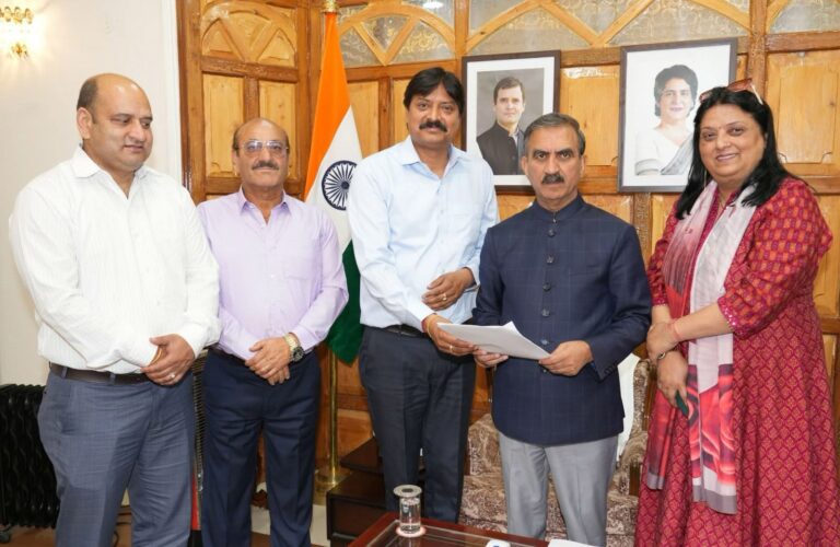 Kangra: मुख्यमंत्री से धर्मशाला प्रतिनिधिमंडल ने की मुलाकात, सरकारी दफ्तरों को धर्मशाला स्थानांतरित करने का किया अनुरोध