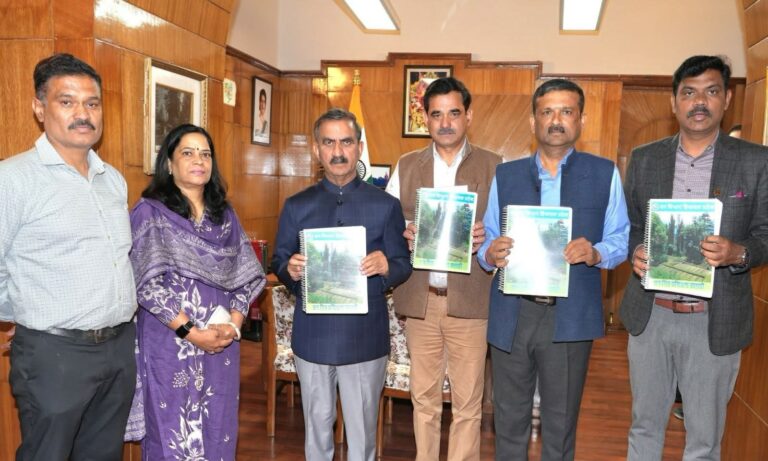 Kangra: मुख्यमंत्री ने नवनियुक्त ‘वन मित्रों’ के लिए प्रशिक्षण मैनुअल जारी किया