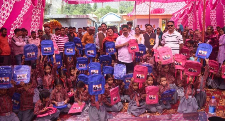 Kangra: उपमुख्य सचेतक ने प्री-प्राइमरी बच्चों की शिक्षा का उठाया जिम्मा, 90 बच्चों को बांटे स्कूल बैग