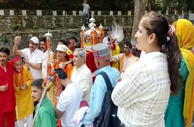 Sirmaur: भगवान परशुराम जयंती पर श्रद्धा का उमड़ा सैलाब, 27 साल बाद देवशिला पर प्रतिमा को मिला शेड