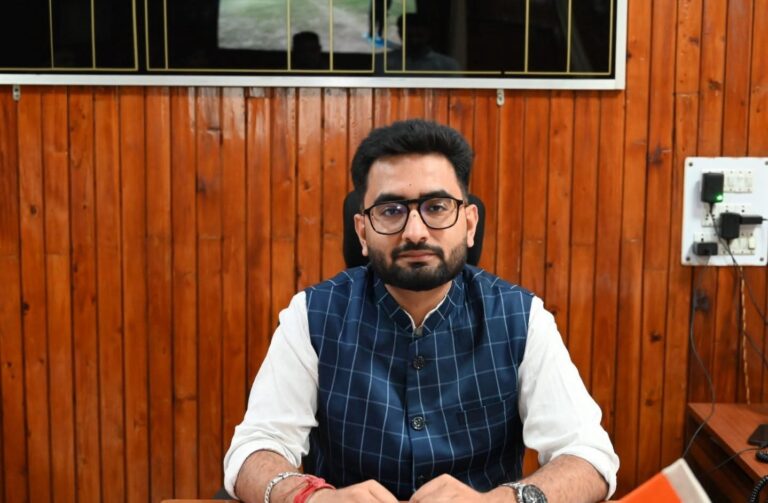 Hamirpur: हमीरपुर में नई प्रशासनिक ऊर्जा: अभिषेक कुमार गर्ग ने संभाला एडीसी का पद