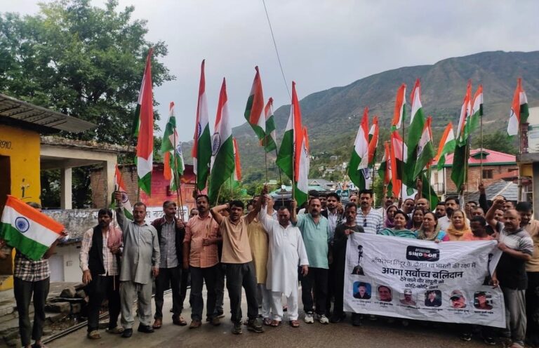 Kangra: शाहपुर में भव्य तिरंगा यात्रा का आयोजन, भारतीय सेना के सम्मान में गूंजे देशभक्ति के नारे