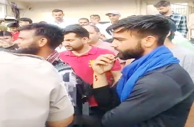 Bilaspur: घुमारवीं में ट्रैफिक पुलिस से पहचान पत्र मांगना पड़ा महंगा, कुल्हाड़ी दिखाकर डराने वाले कश्मीरी काबू
