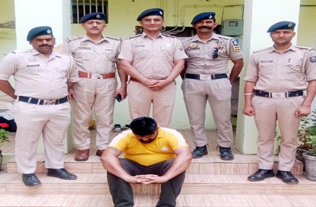 Solan: भिवानी से गिरफ्तार हुआ अंतरराज्यीय हैरोइन सप्लायर, हिमाचल समेत कई राज्यों में करता था नशे की सप्लाई Solan: भिवानी से गिरफ्तार हुआ अंतरराज्यीय हैरोइन सप्लायर, हिमाचल समेत कई राज्यों में करता था नशे की सप्लाई