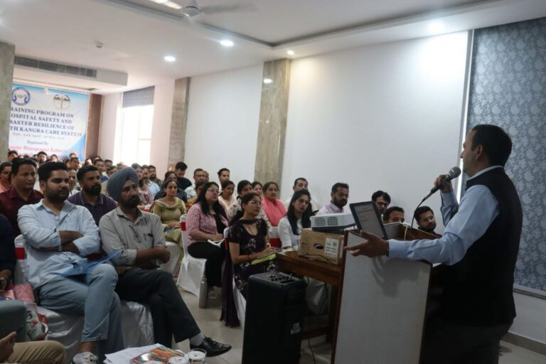 Kangra: धर्मशाला में दो दिवसीय प्रशिक्षण में अस्पताल कर्मचारियों को आपदा प्रबंधन की दी गई गहन जानकारी