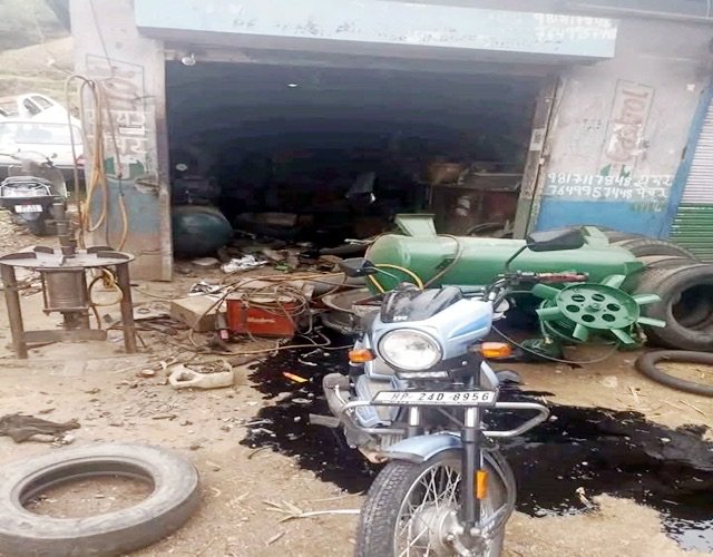 Bilaspur: लखनपुर में टायर पंक्चर दुकान पर भीषण धमाका, कंप्रेसर फटने से दो गंभीर रूप से घायल