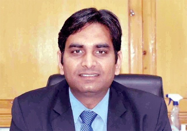 Kangra: धर्मशाला में डीसी हेमराज बैरवा की सख्ती – राजस्व मामलों के शीघ्र निपटारे के दिए निर्देश