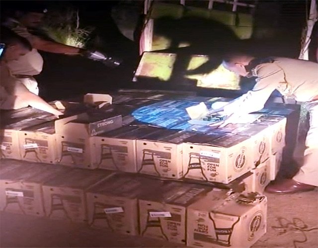 Mandi: मंडी में शराब तस्करी का भंडाफोड़: पंडोह पुलिस ने पकड़ी बीयर से लदी जीप, 83 पेटियों के साथ तस्कर गिरफ्तार
