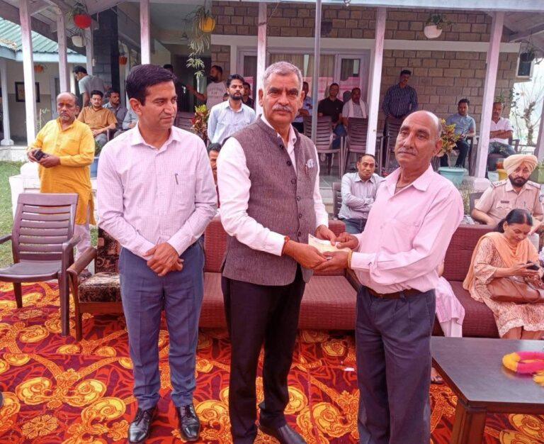 Kangra: गरीबों के हितों की सुरक्षा में जुटी सुखविंदर सरकार: विधायक संजय रत्न ने वितरित किए 19 लाख के चेक