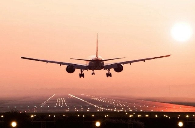 Delhi: दिल्ली एयरपोर्ट पर रूसी विमान की आपात लैंडिंग, केबिन में धुआं भरने से मचा हड़कंप