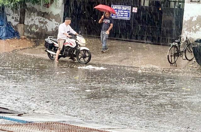 Solan: झाड़माजरी एक्सपोर्ट पार्क में बारिश बन रही गंदगी का कारण, सीवरेज का पानी सड़कों पर बहता नजर आया