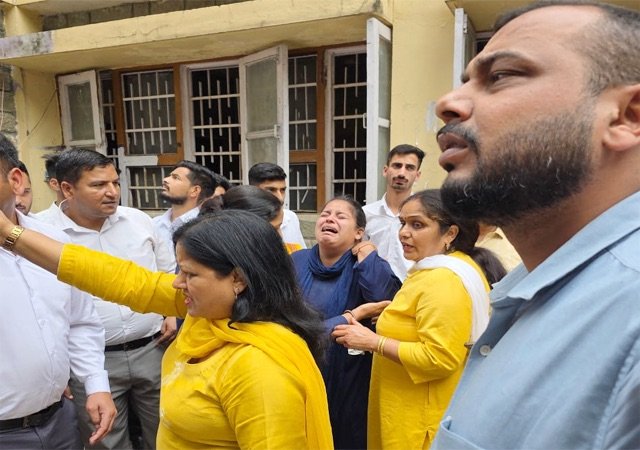 Mandi: मंडी डाइट में बड़ा हादसा: प्रार्थना सभा के दौरान छात्राओं पर गिरी लोहे की रॉड, तीन गंभीर घायल