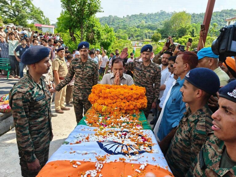 Kangra: शाहपुर के सपूत सूबेदार मेजर पवन को अंतिम विदाई, सैन्य सम्मान के साथ हजारों लोगों ने दी श्रद्धांजलि
