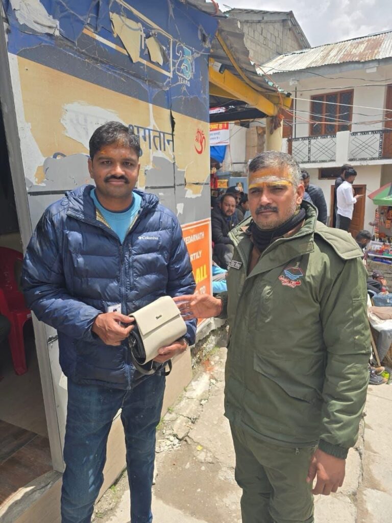 केदारनाथ धाम में श्रद्धालु का खोया हुआ पर्स लौटा, पुलिस ने दिखाया मानवीय चेहरा