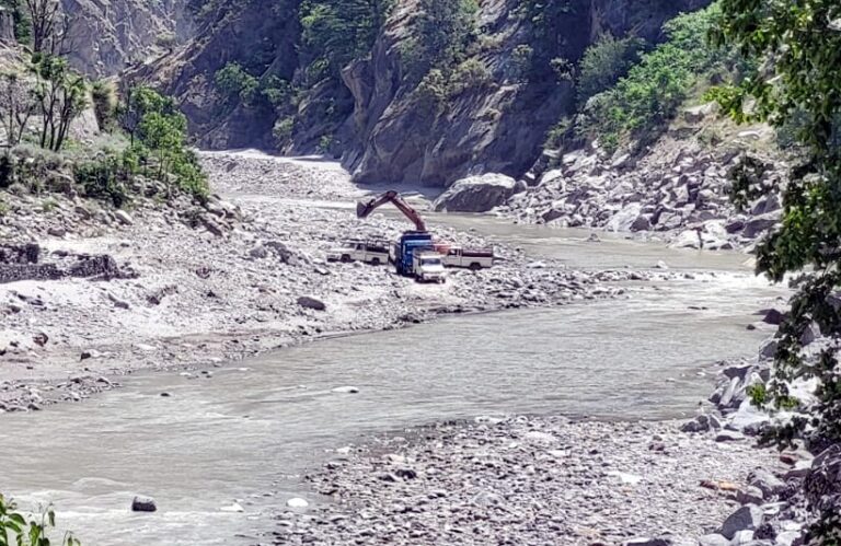Kinnaur: किन्नौर में एनजीटी की रोक के बावजूद धड़ल्ले से हो रहा अवैध खनन, प्रशासन मौन
