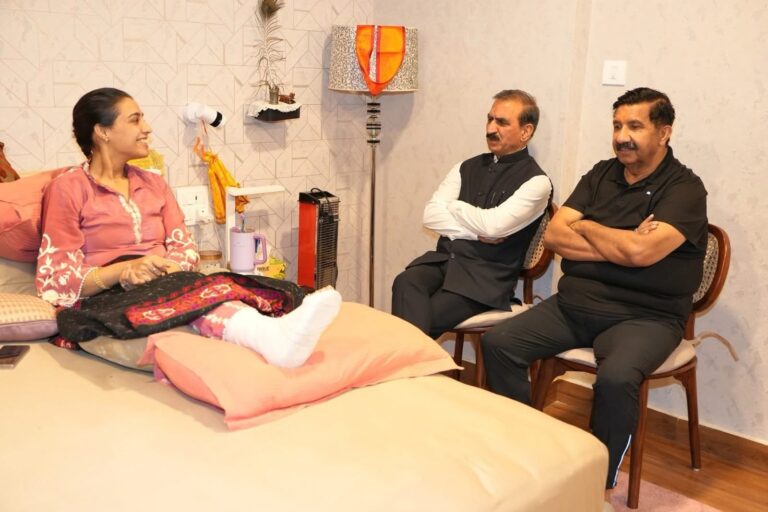 Himachal: हिमाचल प्रदेश के मुख्यमंत्री सुखविंदर सिंह सुक्खू ने शिमला स्थित डिप्टी सीएम मुकेश अग्निहोत्री के आवास पर जाकर उनकी बेटी डॉ. आस्था अग्निहोत्री के स्वास्थ्य की जानकारी ली, जल्द स्वस्थ होने की कामना की