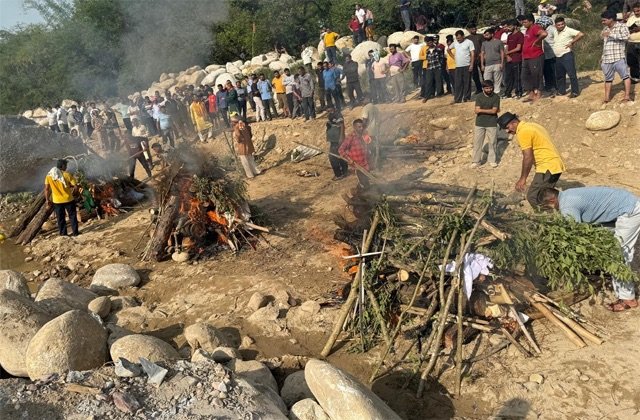 Himachal: न्यूगल नदी में दिल दहला देने वाला हादसा: एक साथ जलीं तीन चिताएं, गांव में पसरा मातम