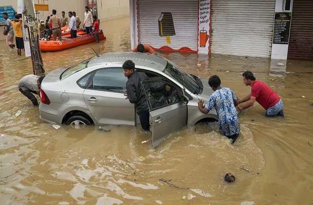 बेंगलुरु में भारी बारिश से हालात बेहाल, IMD ने अगले 48 घंटे के लिए यलो अलर्ट जारी किया