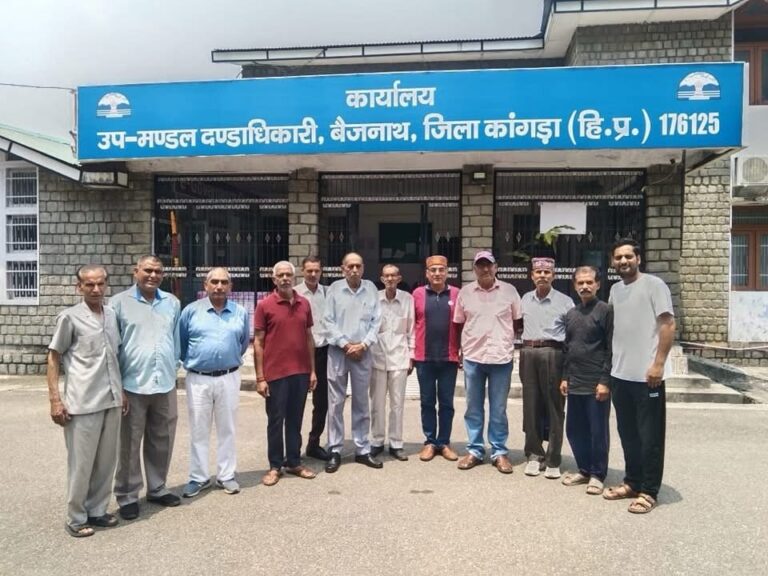 Kangra: भट्टू गांव, बैजनाथ में श्मशान घाट का रास्ता बंद: अंतिम संस्कार के लिए रास्ता न होने से ग्रामीण परेशान