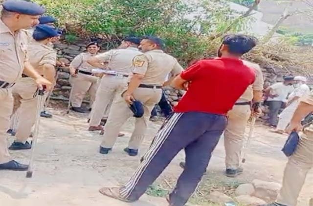 Sirmaur: कालाअम्ब के खारी गांव में खूनी झड़प, 17 घायल, पुलिसकर्मी भी प्रभावित