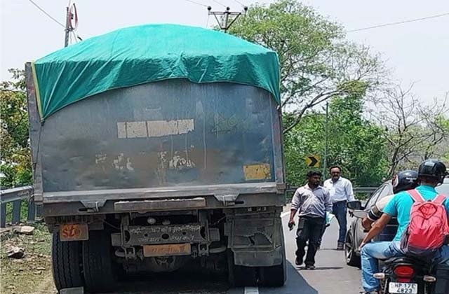 Sirmaur: आरटीओ ने सिरमौर में 2 ओवरलोड टिप्परों पर 1.69 लाख का जुर्माना लगाया, बजरी ओवरलोडिंग से हाईवे पर बढ़ा खतरा