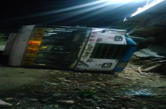 Kangra: देर रात कांगड़ा बाईपास पर बस दुर्घटना: 4 यात्रियों को मामूली चोट, कार शेड बुरी तरह क्षतिग्रस्त