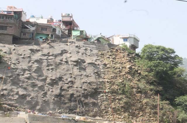 Himachal: चम्बा के पक्काटाला में फिर रुका सीमेंट स्प्रे कार्य, भुगतान न मिलने से ठेकेदार ने काम रोका