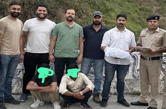 Sirmaur: सिरमौर में नशे के खिलाफ बड़ी कार्रवाई: मंडी खाला पुल से 1.136 किलो अफीम के साथ दो तस्कर गिरफ्तार Sirmaur: सिरमौर में नशे के खिलाफ बड़ी कार्रवाई: मंडी खाला पुल से 1.136 किलो अफीम के साथ दो तस्कर गिरफ्तार