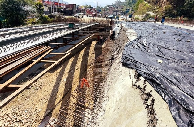 Mandi: मंडी-पंडोह फोरलेन पुल का हिस्सा गिरा, गुणवत्ता को लेकर फिर सवाल उठे