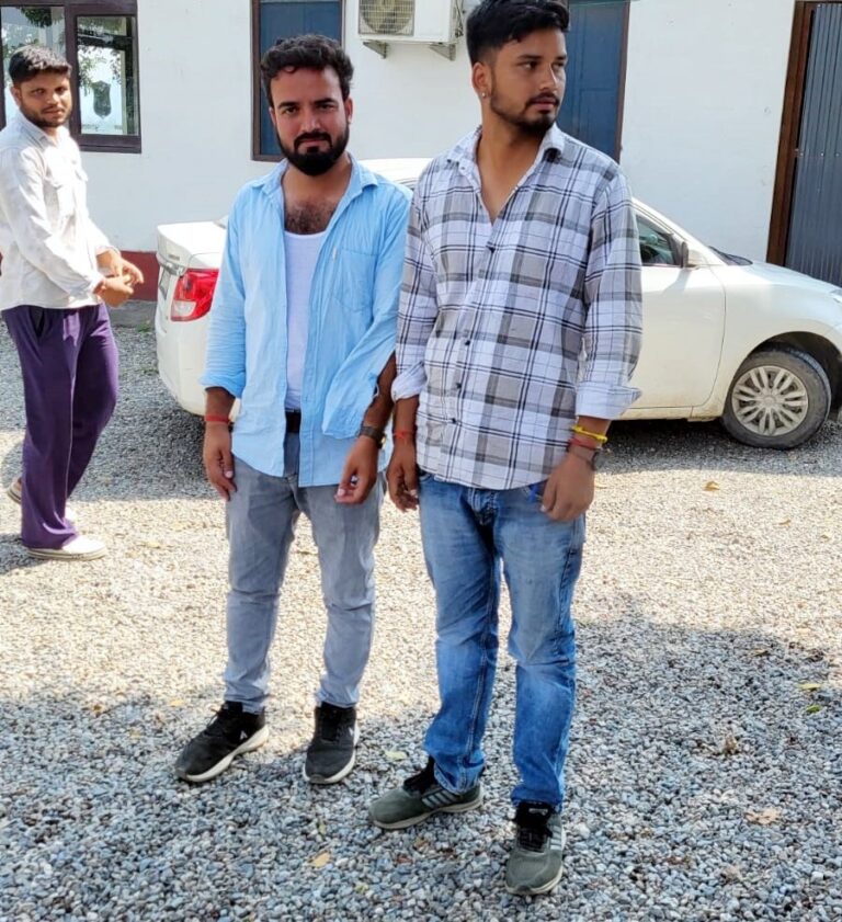 Sirmaur: पांवटा साहिब में ऑन ड्यूटी बिजली कर्मियों से मारपीट, महिलाओं समेत भीड़ ने फाड़े कपड़े – बिजली चोरी पर विरोध के बाद हमला