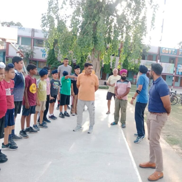 Una: उपायुक्त ने देहलां स्कूल में छात्रों से की सीधी बातचीत, जल्द मिलेगा नया बास्केटबॉल कोर्ट