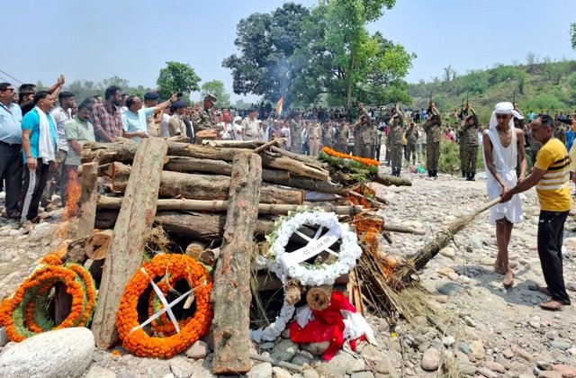 Kangra: कारगिल के द्रास में शहीद हुए अग्निवीर नवीन कुमार को नम आंखों से अंतिम विदाई, गांव में गूंजे “भारत माता की जय” के नारे