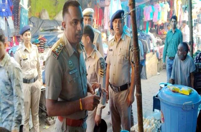 Chamba: चम्बा में अतिक्रमण पर चला पुलिस का डंडा: दुकानदारों को दी चेतावनी, दोबारा बाहर सामान रखा तो जब्ती तय