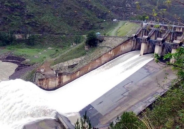 Mandi: ब्यास नदी में बढ़ता जलस्तर: प्रशासन ने जारी किया अलर्ट, पंडोह डैम की स्थिति पर रखी जा रही है कड़ी निगरानी