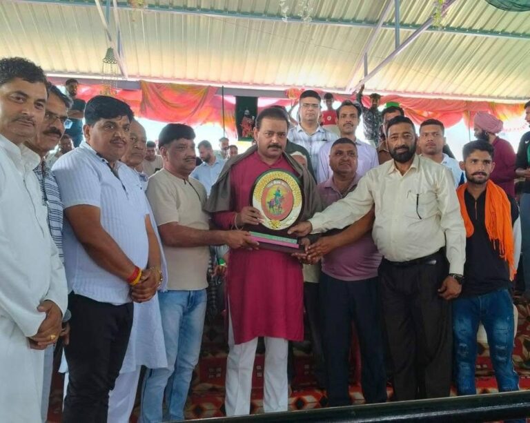 Kangra: पीर बाबा मदोली छिंज मेले का विधायक मलेंद्र राजन ने किया शुभारंभ, विकास के लिए घोषित किए 3.31 लाख रुपये