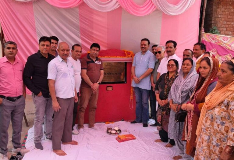 Kangra: विधायक मलेंद्र राजन ने रखी 20 लाख की विकास परियोजनाओं की नींव, महिलाओं को दी गई सिलाई मशीनें