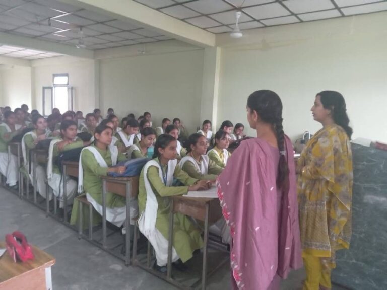 Bilaspur: बिलासपुर चाइल्ड हेल्पलाइन ने घुमारवीं स्कूल में बच्चों को सुरक्षित स्पर्श, पॉक्सो एक्ट और सुरक्षा के बारे में जागरूक किया
