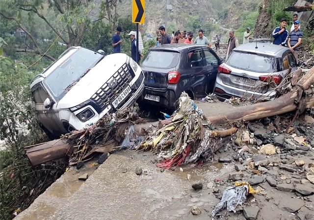 Himachal: कुल्लू के जगतखाना में बादल फटने से तबाही, 25 से ज्यादा वाहन क्षतिग्रस्त, सड़कें बंद