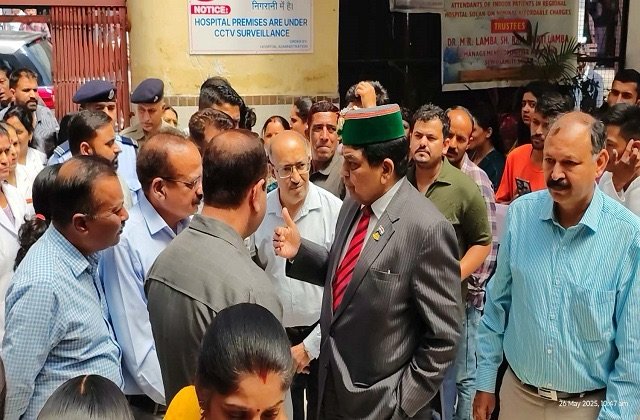 Solan: सोलन अस्पताल का औचक निरीक्षण: स्वास्थ्य सेवाओं में सुधार के लिए डॉ. शांडिल का बड़ा ऐलान