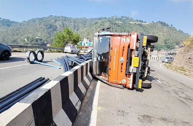 Solan: NH-5 पर बड़ा हादसा टला: बड़ोग बाईपास पर पलटा पाइपों से लदा ट्रक, बाल-बाल बचा चालक