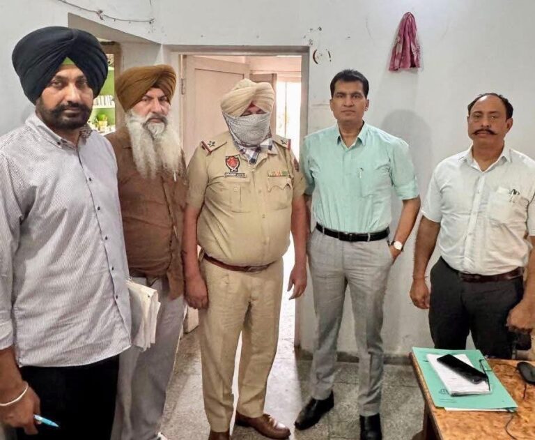 होशियारपुर में रिश्वतखोरी का भंडाफोड़: पुलिस अधिकारी 15,000 रुपये रिश्वत लेते गिरफ्तार
