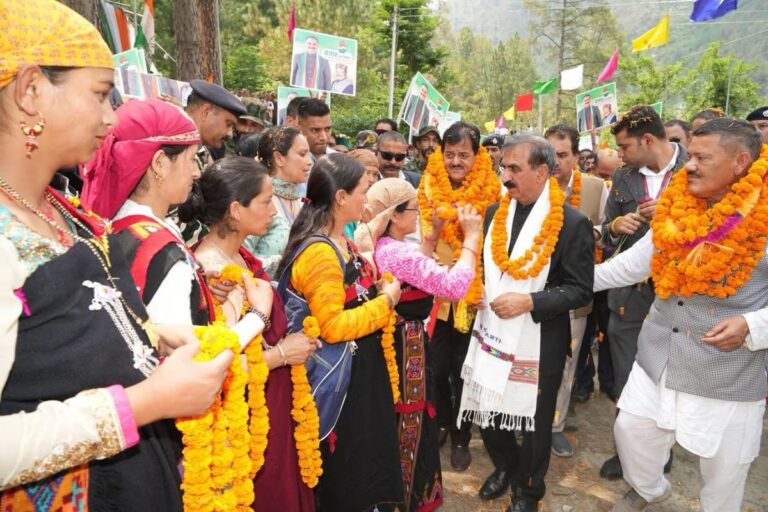 Kullu: सीएम ठाकुर सुखविंदर सिंह सुक्खू ने बंजार में राजीव गांधी डे बोर्डिंग स्कूल और दूध प्रसंस्करण इकाई की घोषणा की; किशाऊ बांध का पानी छोड़ने से पहले बीबीएमबी का बकाया चुकाने की मांग की