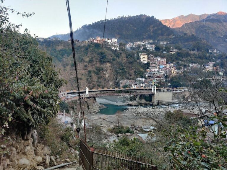 Chamba: पुराने शीतला पुल से व्यक्ति ने लगाई छलांग, पुलिस ने बरामद किया बैग — तलाश जारी