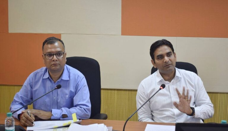 Kangra: विकास कार्यों में वन स्वीकृति में नहीं हो देरी: उपायुक्त हेमराज बैरवा