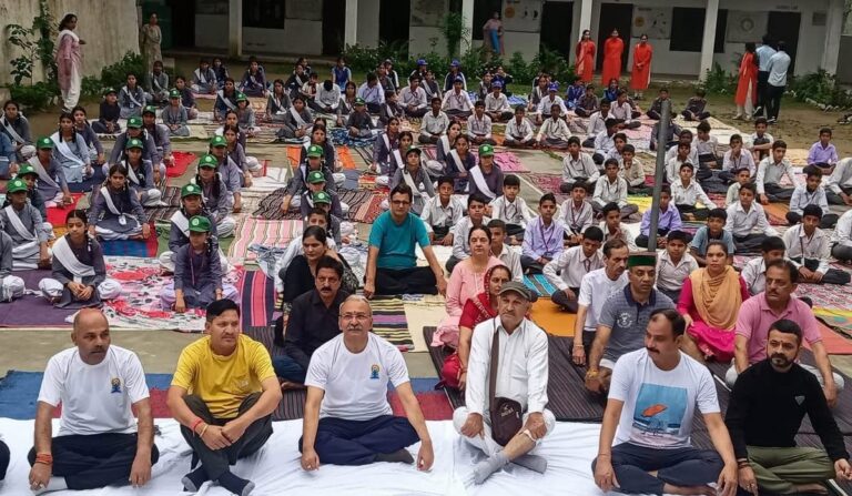 Hamirpur: “योग अपनाएं, नशे से बचें” – अंतर्राष्ट्रीय योग दिवस पर सुनील शर्मा बिट्टू ने छात्रों को दी प्रेरणा